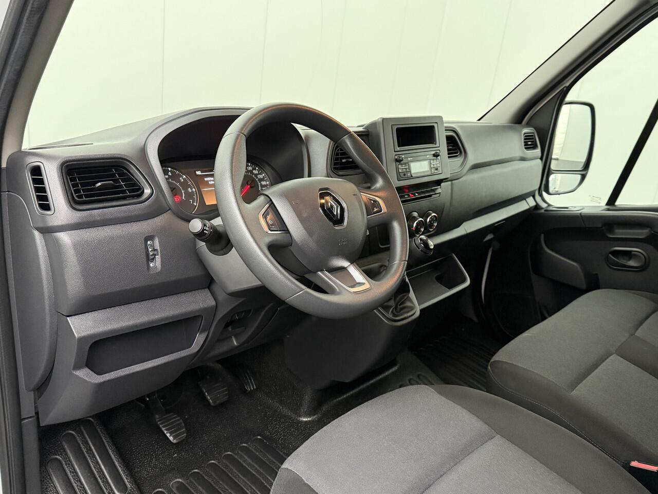 Renault MASTER 2.3DCI 135PK L2H2 | Airco | Cruise | 3-Persoons | Betimmering