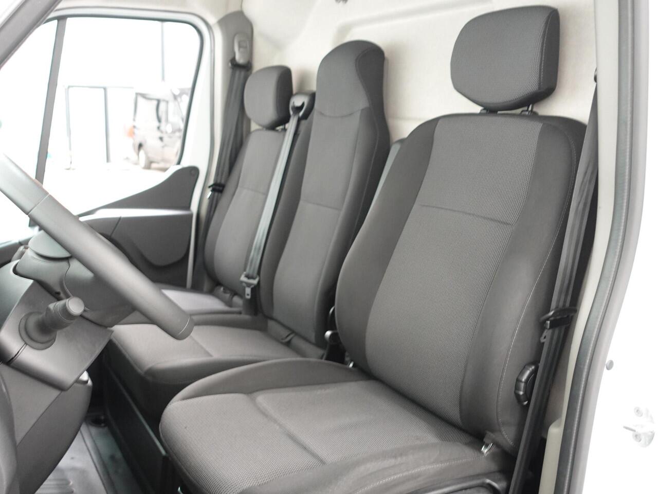 Renault MASTER T35 2.3 dCi 135PK L2H2 Airco Cruise Control Camera Nav PDC V+A Trekhaak 270° Deuren