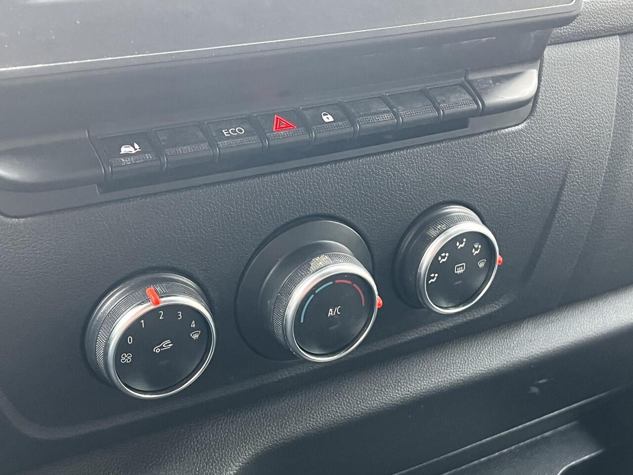 Renault MASTER T33 2.3 dCi 135 L2H2 Comfort | Trekhaak | Navigatie | DAB | Parkeersensoren | Airco |