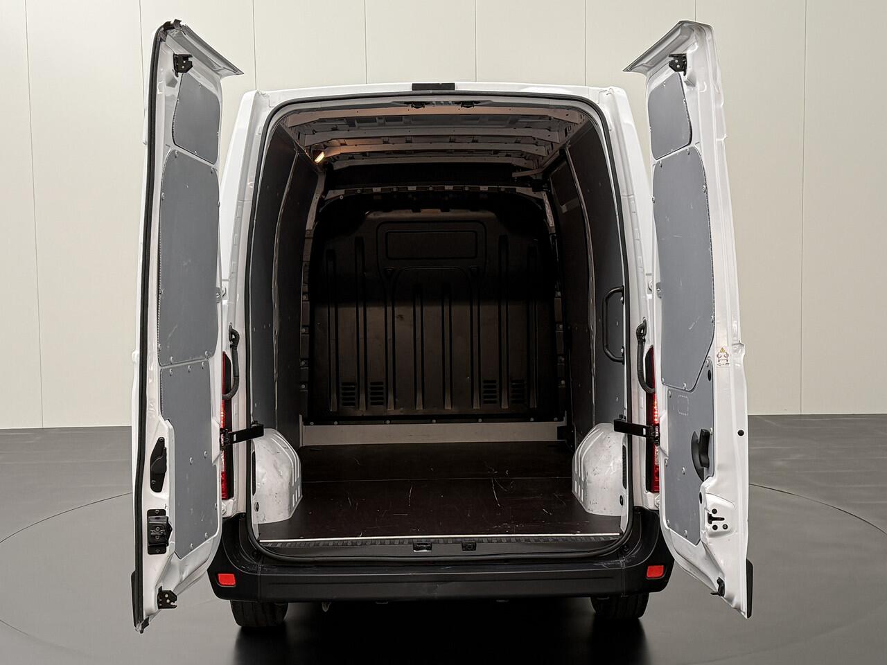 Renault MASTER 2.3DCI 135PK L2H2 | Airco | Cruise | 3-Persoons | Betimmering