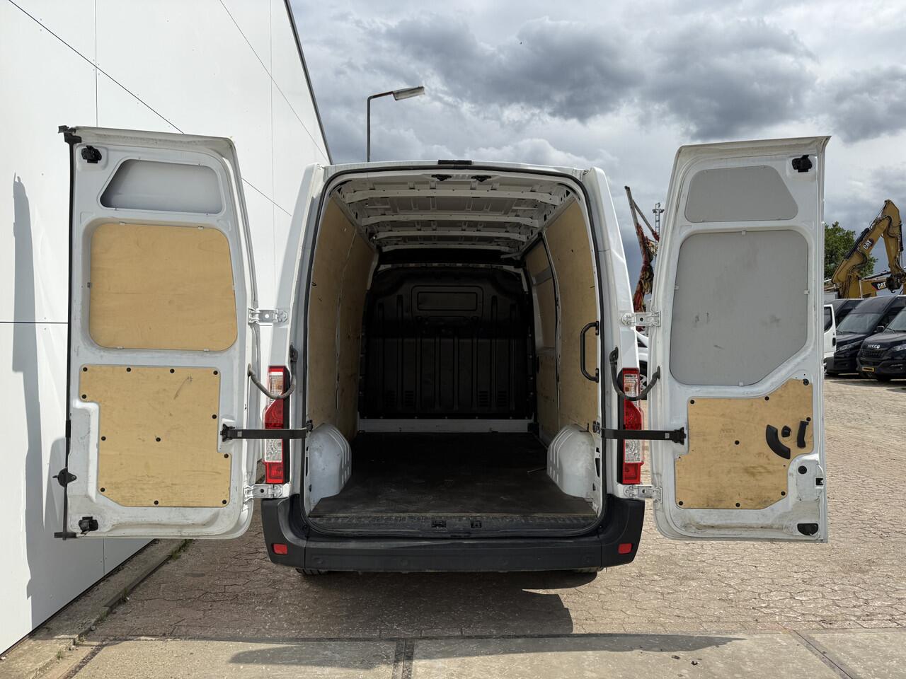 Renault MASTER T33 2.3 DCI 135PK L2H2 Airco Cruise Control Parkeersensoren LED