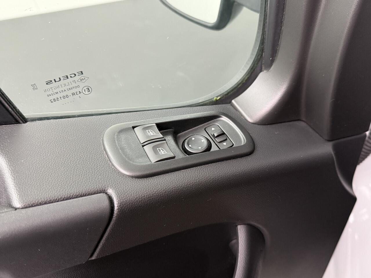 Renault MASTER 2.3DCi 136PK L2H2 | Airco | Cruise | 3-Persoons | Betimmering