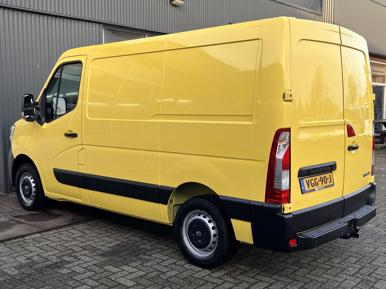 Renault MASTER T28 2.3 dCi 135 L1H1 Airco Cruise controle Trekhaak 2500kg trekgewicht Achteruitrijcamera Schuifdeur 3-Persoons Euro 6 Navigatiesysteem Telefoonverbinding 1e eigenaar