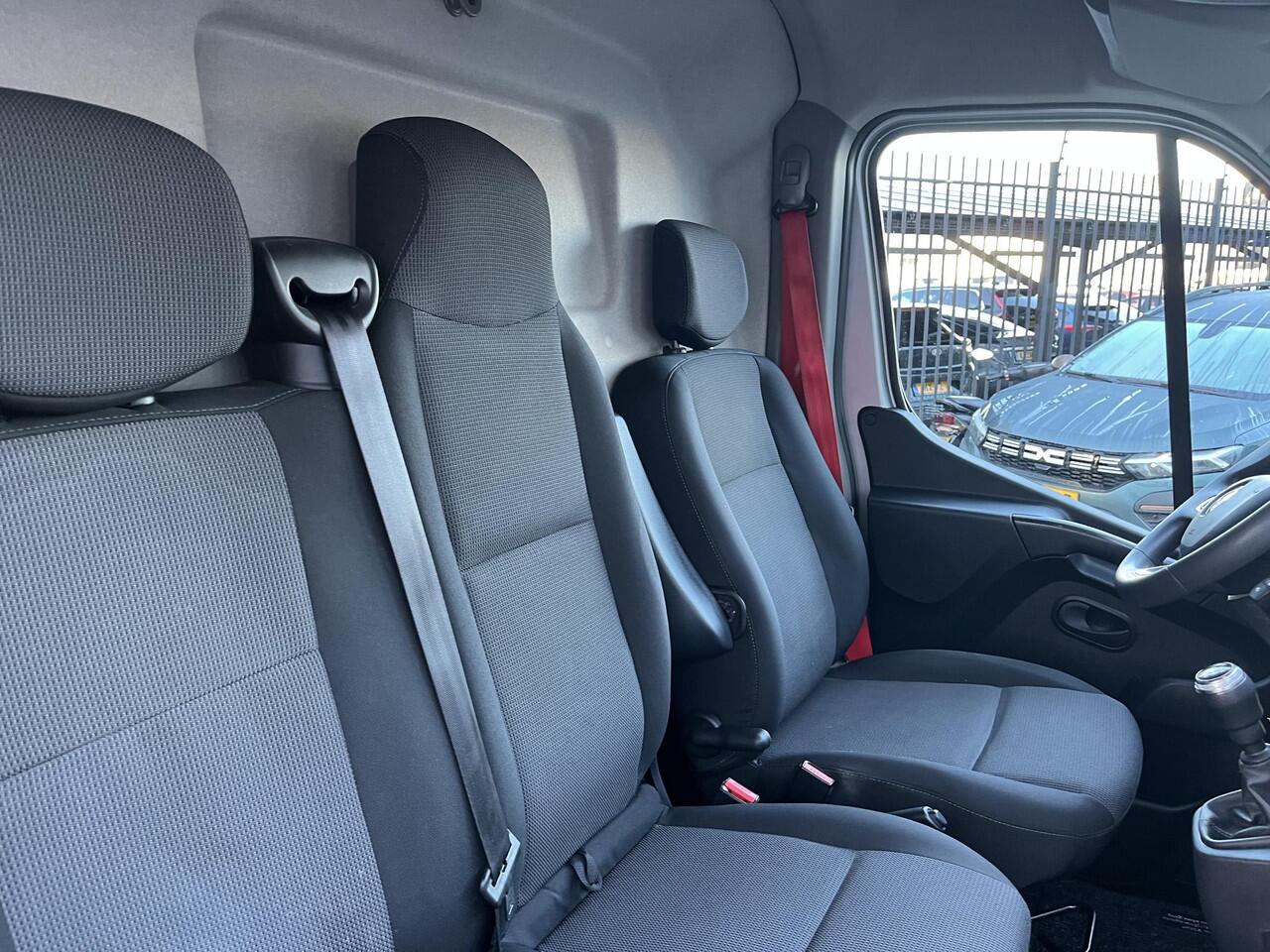 Renault MASTER T35 2.3 dCi 150 L2H2 Energy Work Edition / AIRCO / SIDEBARS / PARKEERSESNOREN / NAVIGATIE / TREKHAAK / BETIMMERING