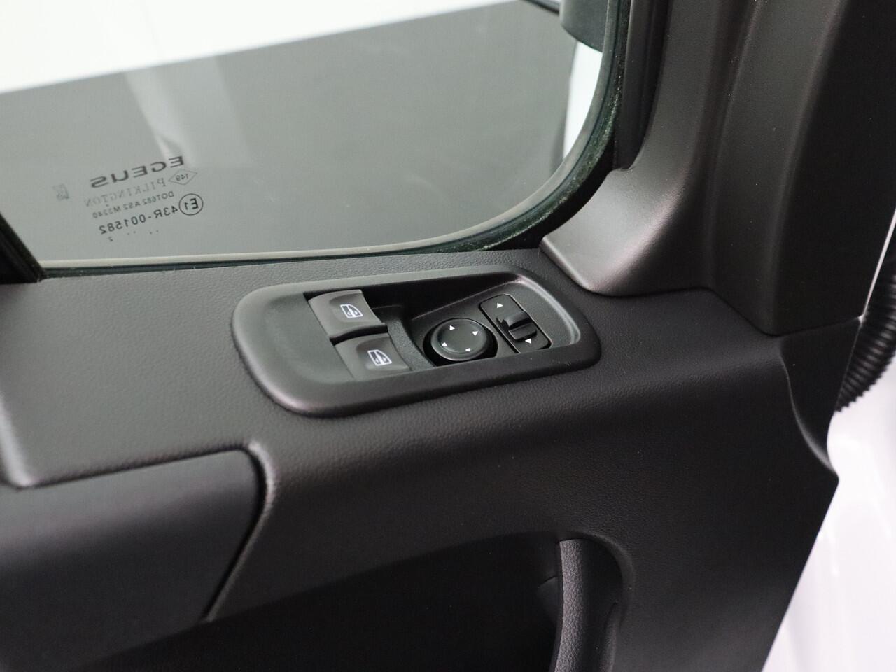 Renault MASTER 2.3DCI 145PK Bakwagen+Laadklep | 4.68 Mtr Laadlengte | Multimedia | Airco | Cruise | 3-Persoons