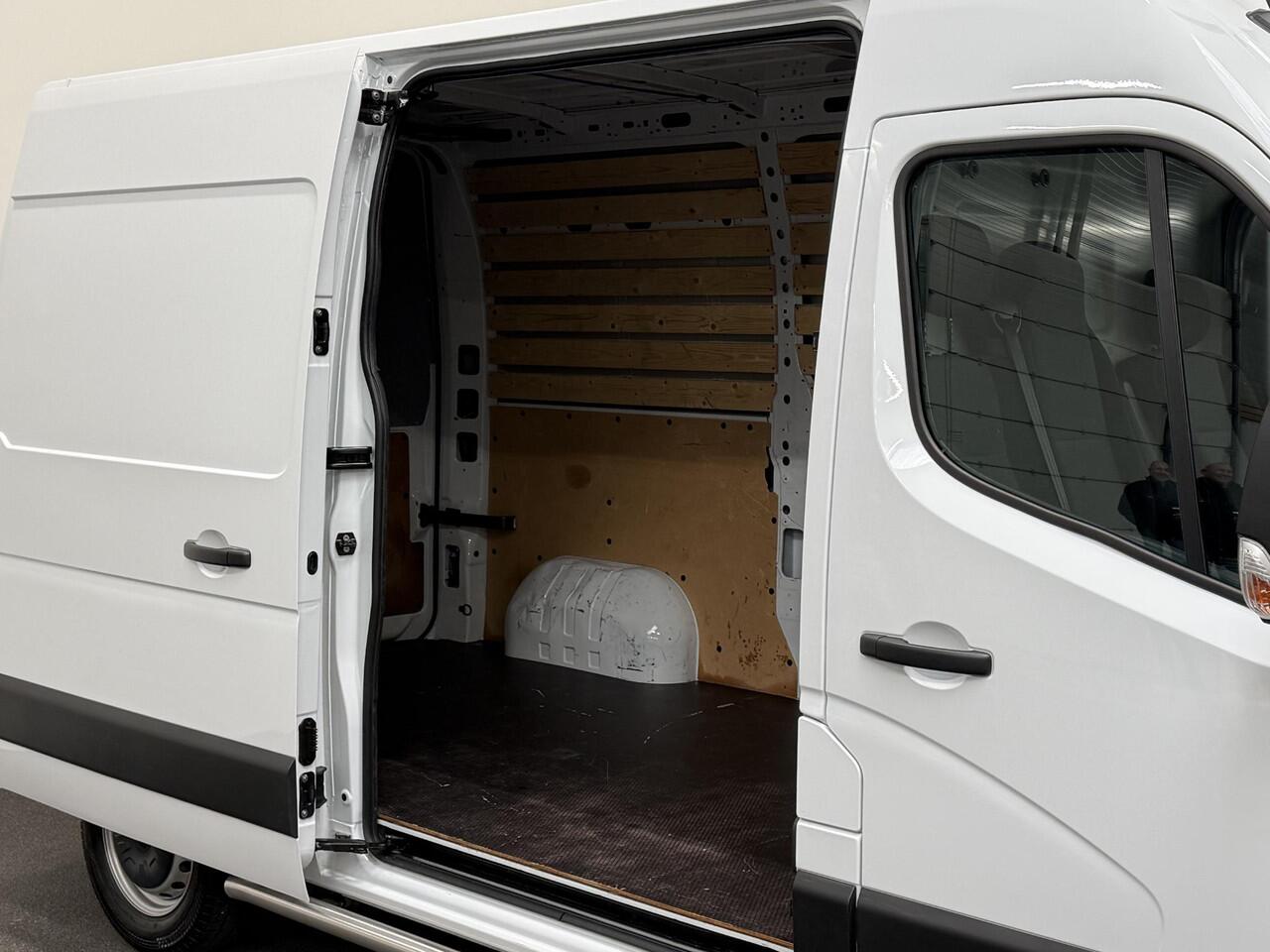 Renault MASTER T33 2.3 dCi 135PK L2H2 BPM VRIJ! Airco Cruise control Parkeersensoren Navigatie Trekhaak