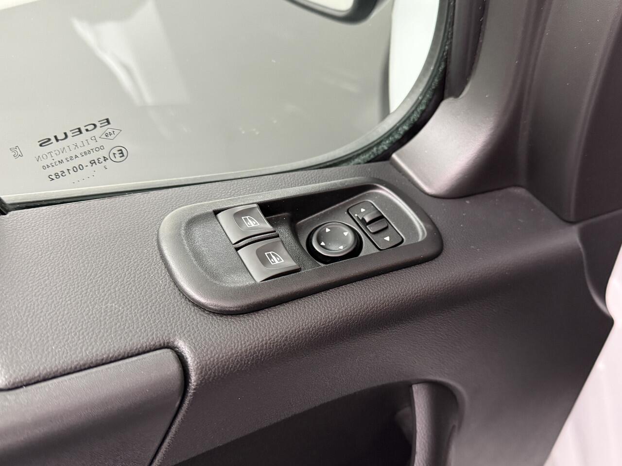 Renault MASTER 2.3DCI 135PK L2H2 | Airco | Cruise | 3-Persoons | Betimmering