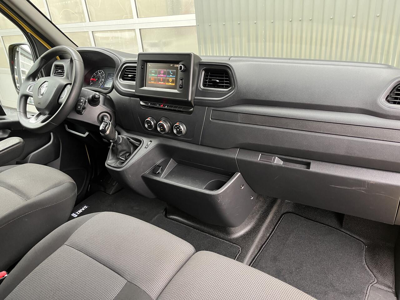 Renault MASTER T28 2.3 dCi 135 L1H1 Airco Cruise controle Trekhaak 2500kg trekgewicht Achteruitrijcamera Schuifdeur 3-Persoons Euro 6 Navigatiesysteem Telefoonverbinding 1e eigenaar