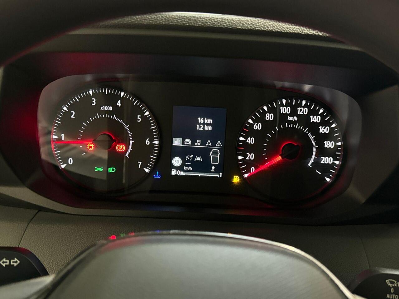 Renault MASTER T35 2.0 dCi 130 L2H2 Advance | Nieuw | BPM-vrij | Rijklaarprijs | zijschuifdeur links zonder ruit | openR link navigatiesysteem met 10\" touchscreen | Google-integratie en Google Maps | vierseizoenbanden met spatschermen | trekhaak en op- en ombouw module