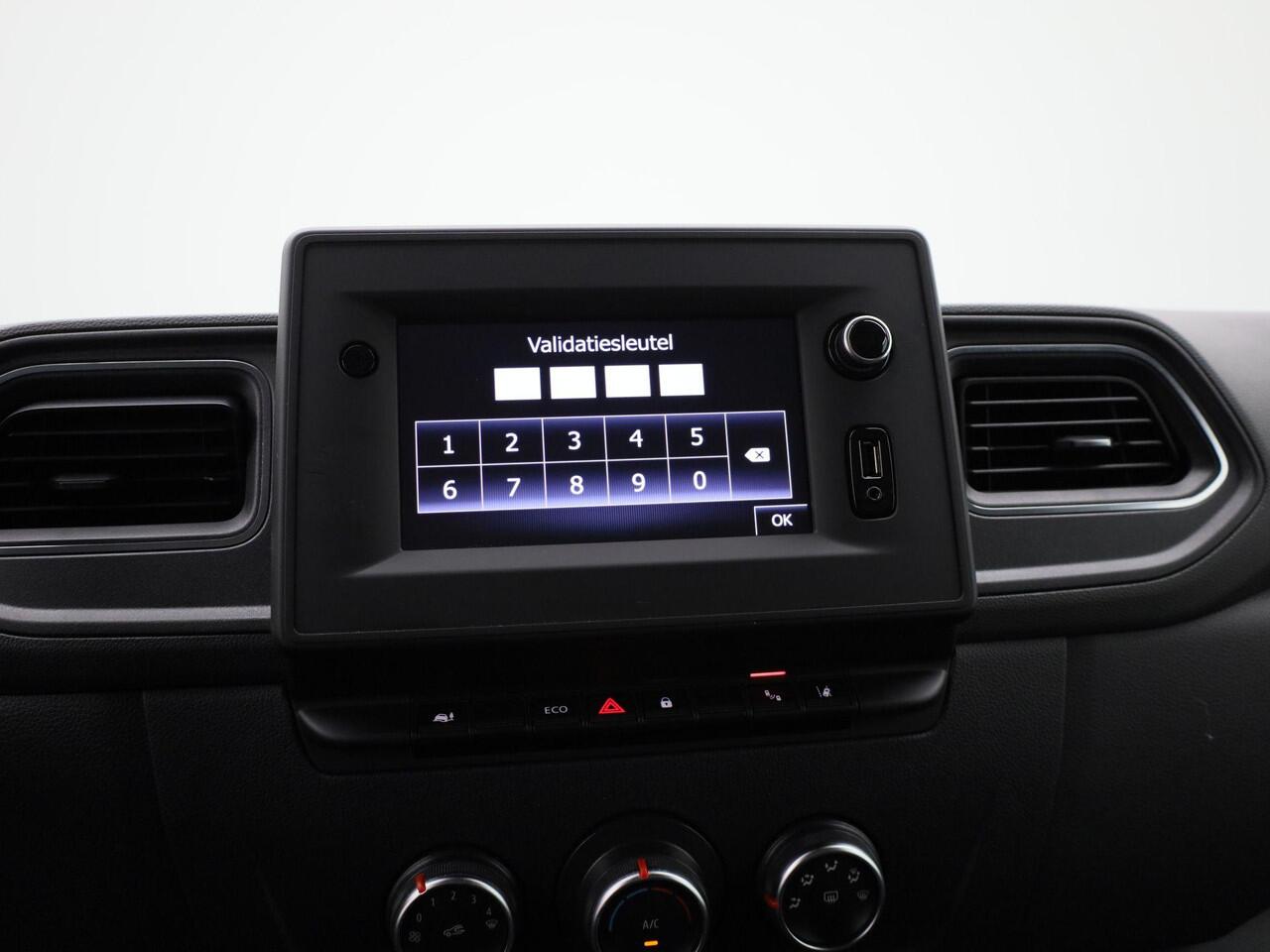 Renault MASTER T35 2.3 dCi 135 L3H2 Work Edition | Cruise Control | Airco | Achteruitrijcamera | Lederen bekleding | Schuifdeur Rechts