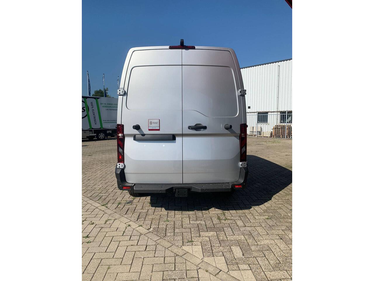 Renault MASTER T35 2.0 dCi 150 PK L2H2 Multimedia met Google services,Dubbele schuifdeur, Camera, Trekhaak, Apple carplay. Verwarmde voorruit.