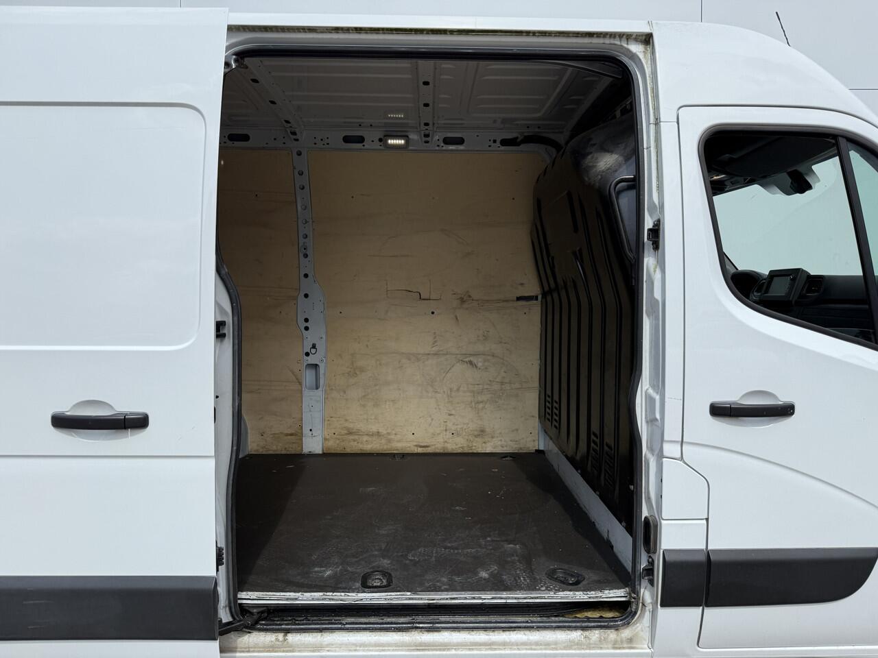 Renault MASTER T33 2.3 DCI 135PK L2H2 Airco Cruise Control Parkeersensoren LED