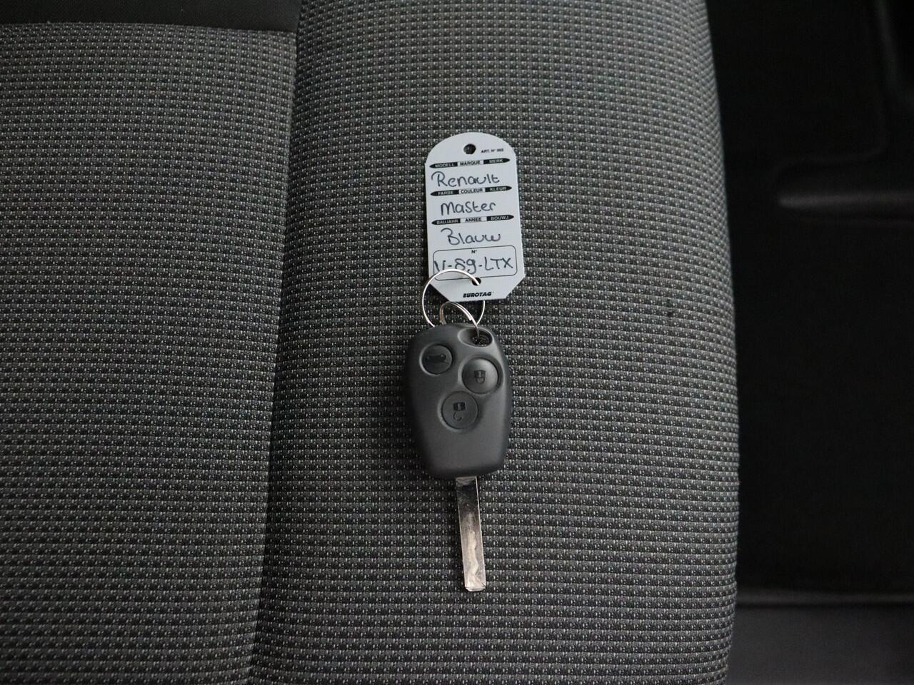 Renault MASTER 2.3DCI 136PK L3H2 | Kastinrichting | Imperiaal | Navigatie | Camera | 3-Persoons | Airco | Cruise