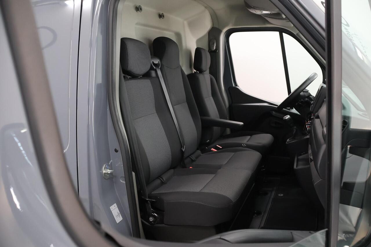 Renault MASTER T35 2.3 dCi 145 L4 H2 | DL | ENERGY COMFORT | ACHTERUITRIJCAMERA | NAVIGATIE | CRUISE CONTROL | AIRCO | 3-ZITS | DAB+ | BLUETOOTH | 3500 KG AHW TREKHAAK