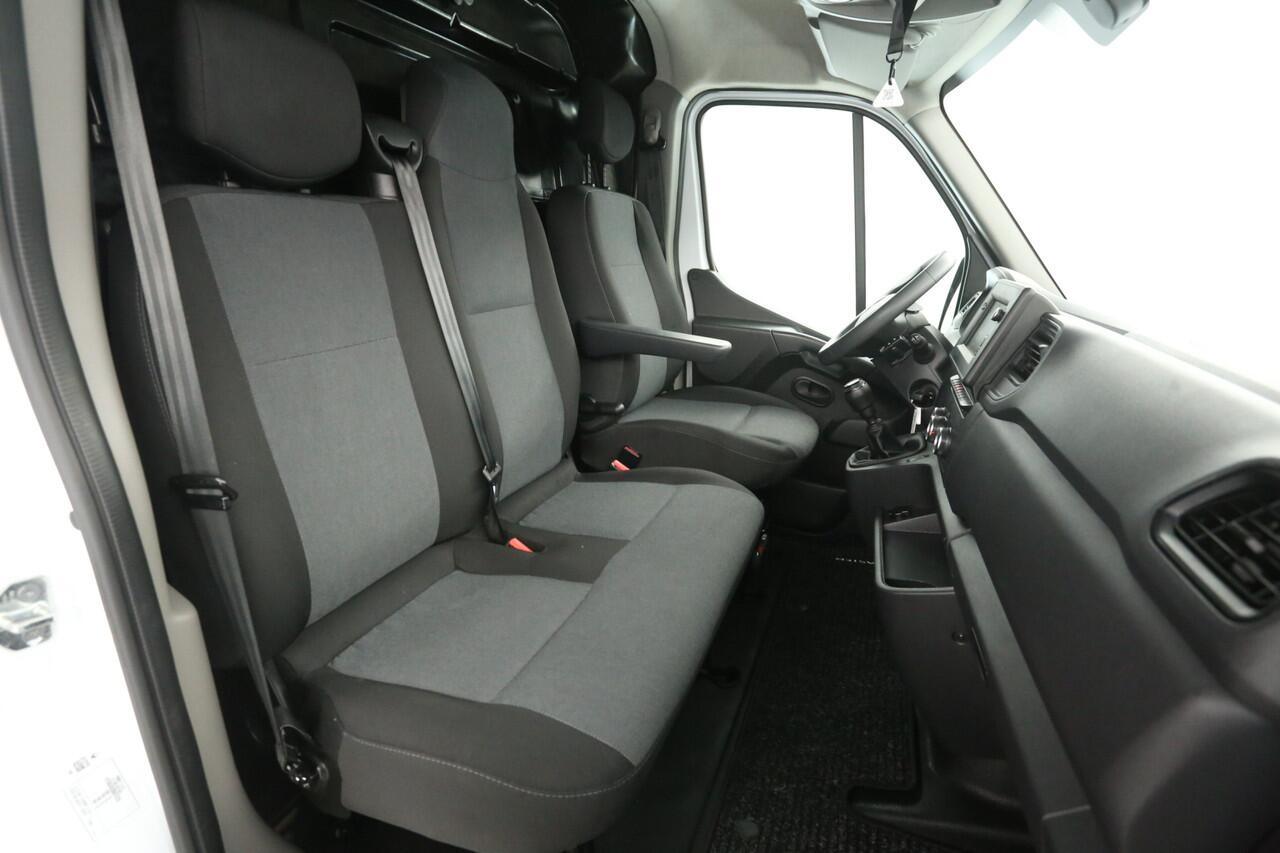 Renault MASTER T35 2.3 dCi L3H2 | Euro6 | 3500kg Trekgew. | Trekh. | Dubbellucht | Airco | Cruise | 3-Zits | Navi