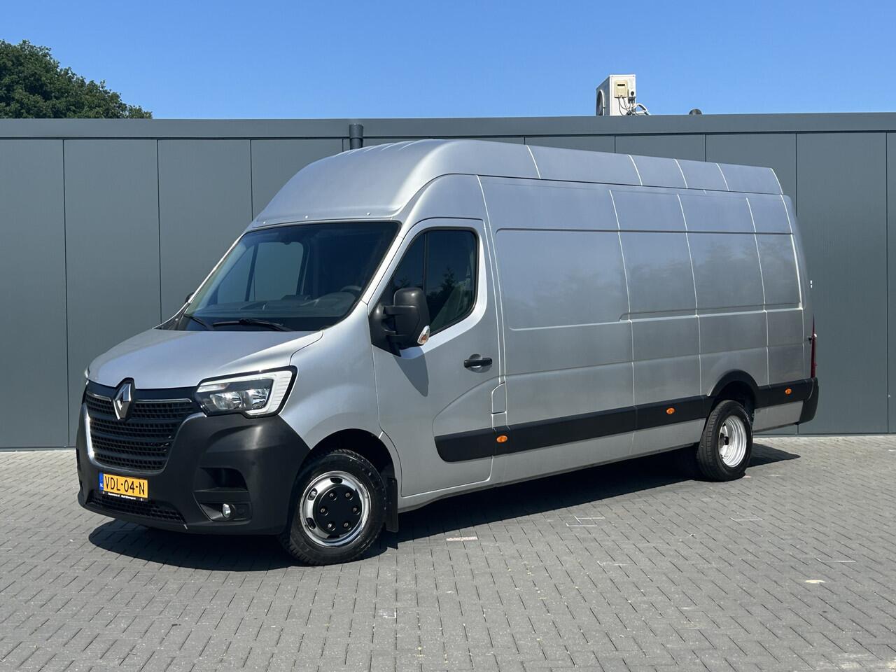 Renault MASTER T35 2.3 dCi 145 PK / L4H3 / MAXI WB 433 / DUBBEL LUCHT / INRICHTING / 3-ZITS / TREKHAAK / CAMERA / 3000 KG AHG /