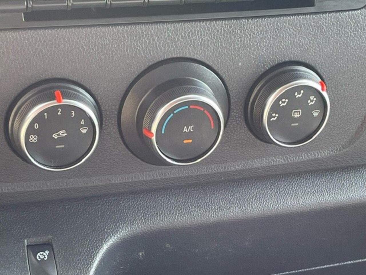 Renault MASTER 2.3 dCi 135 L2H2 Comfort ( Nissan Interstar) Airco, Cruise Control, Parkeersensoren, Radio, Blue Tooth, Laadruimte betimmering en vloer