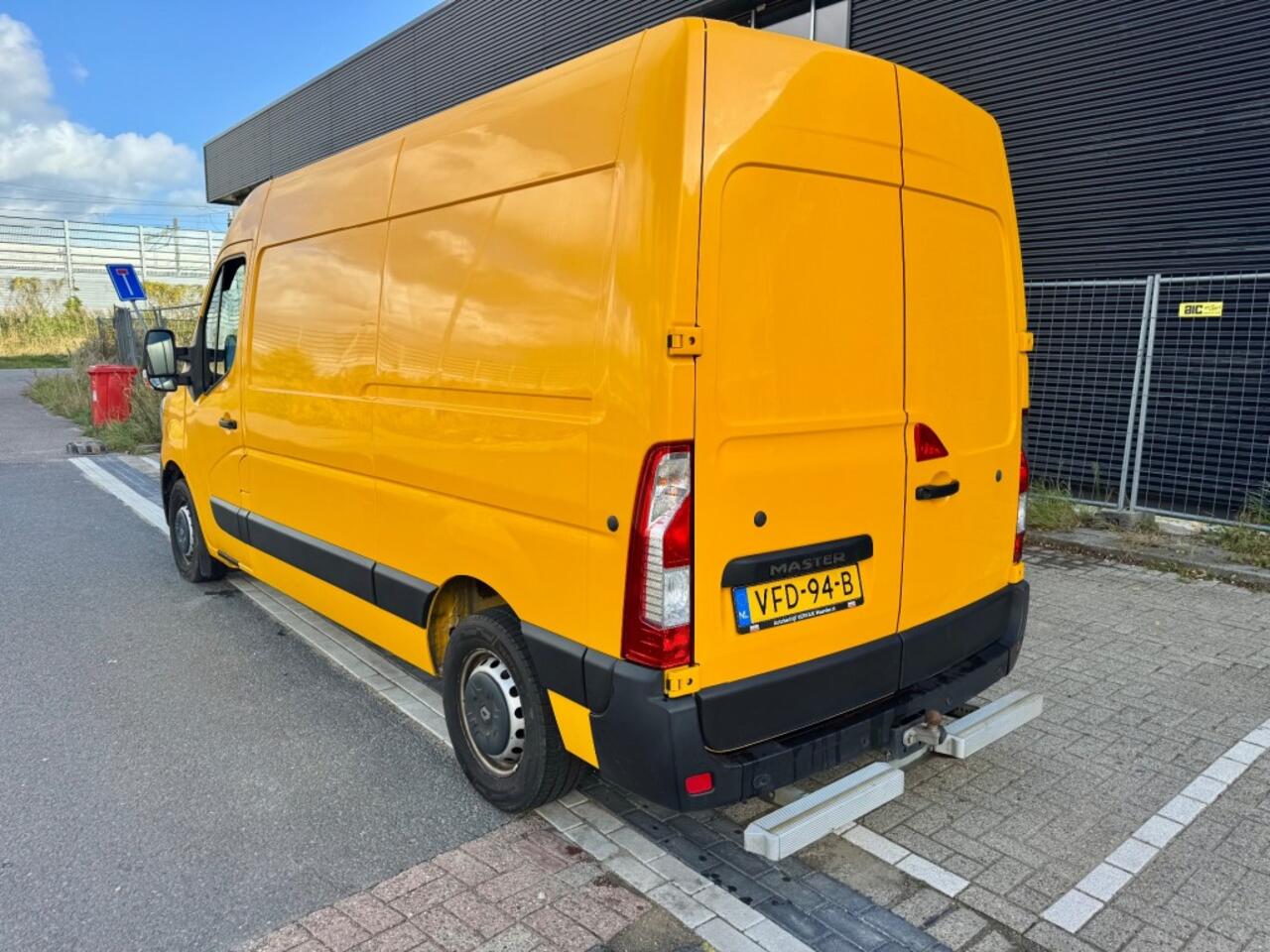 Renault MASTER T35 2.3 dCi 135 L2H2 AIRCO PDC 3PERS. NETTE BUS NAP APK