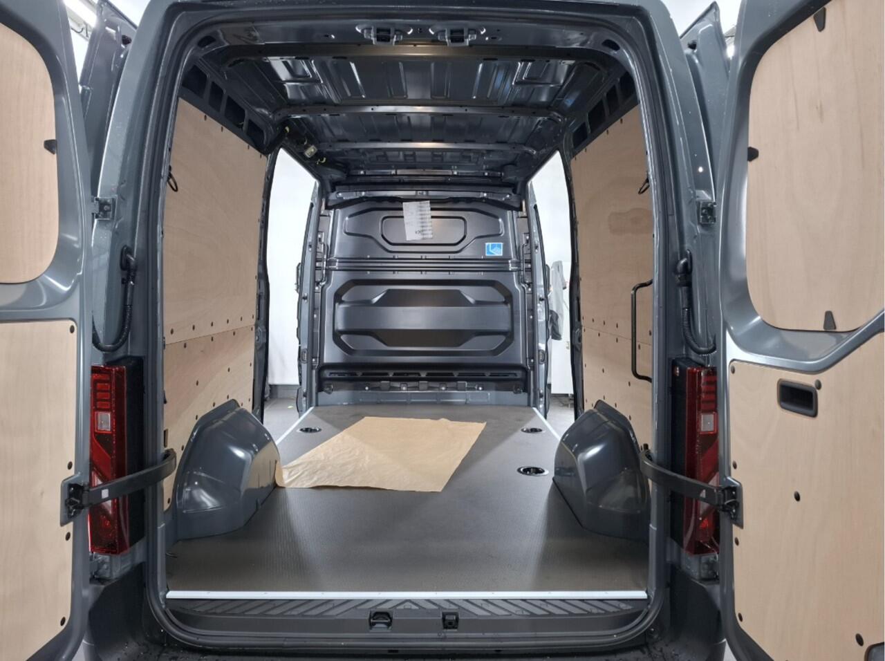 Renault MASTER T35 2.0 dCi 130 L2H2 Advance Camera / Laadruimte betimmering / Trekhaak / All season