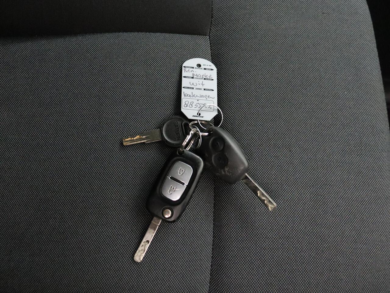 Renault MASTER 2.3DCI 160PK Bakwagen + laadklep | Navigatie | Camera | 3-Persoons | Airco | Cruise