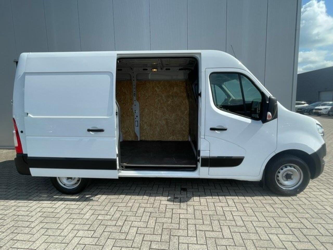 Renault MASTER 2.3 dCi 135 L2H2 Comfort ( Nissan Interstar) Airco, Cruise Control, Parkeersensoren, Radio, Blue Tooth, Laadruimte betimmering en vloer