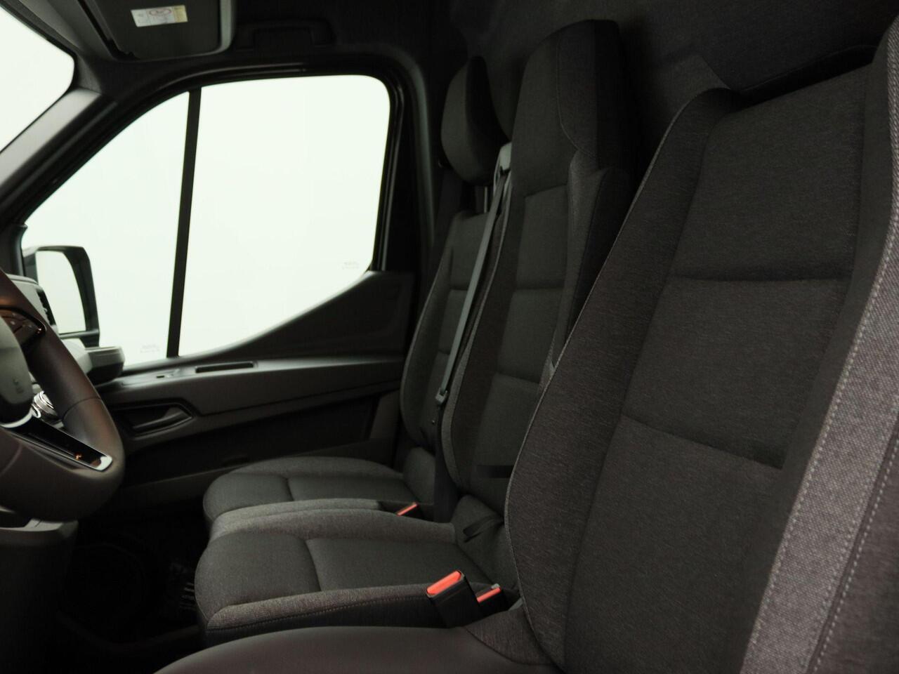 Renault MASTER E-Tech T35 L2H2 Advance long range 87 kWh | Black Edition | Climate Control | Cruise Control | Navigatie | Parkeersensoren v+a & Achteruitrijcamera | Trekhaak |