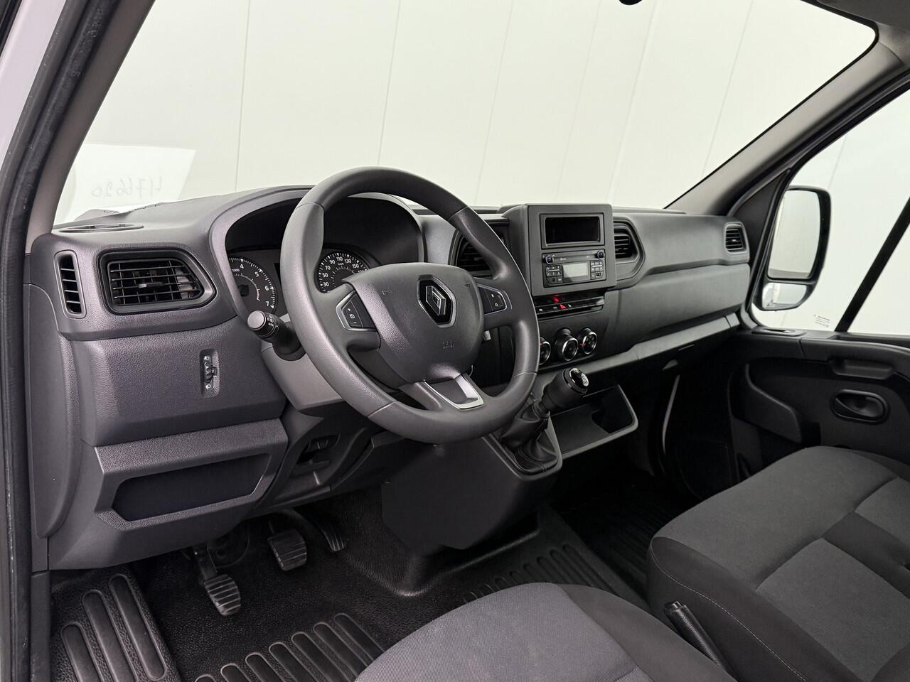 Renault MASTER 2.3DCI 135PK L3H2 | Airco | Cruise | 3-Persoons | Betimmering