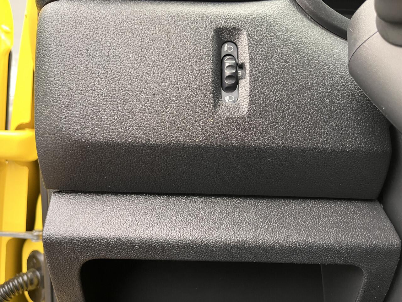 Renault MASTER T28 2.3 dCi 135 L1H1 Airco Cruise controle Trekhaak 2500kg trekgewicht Achteruitrijcamera Schuifdeur 3-Persoons Euro 6 Navigatiesysteem Telefoonverbinding 1e eigenaar