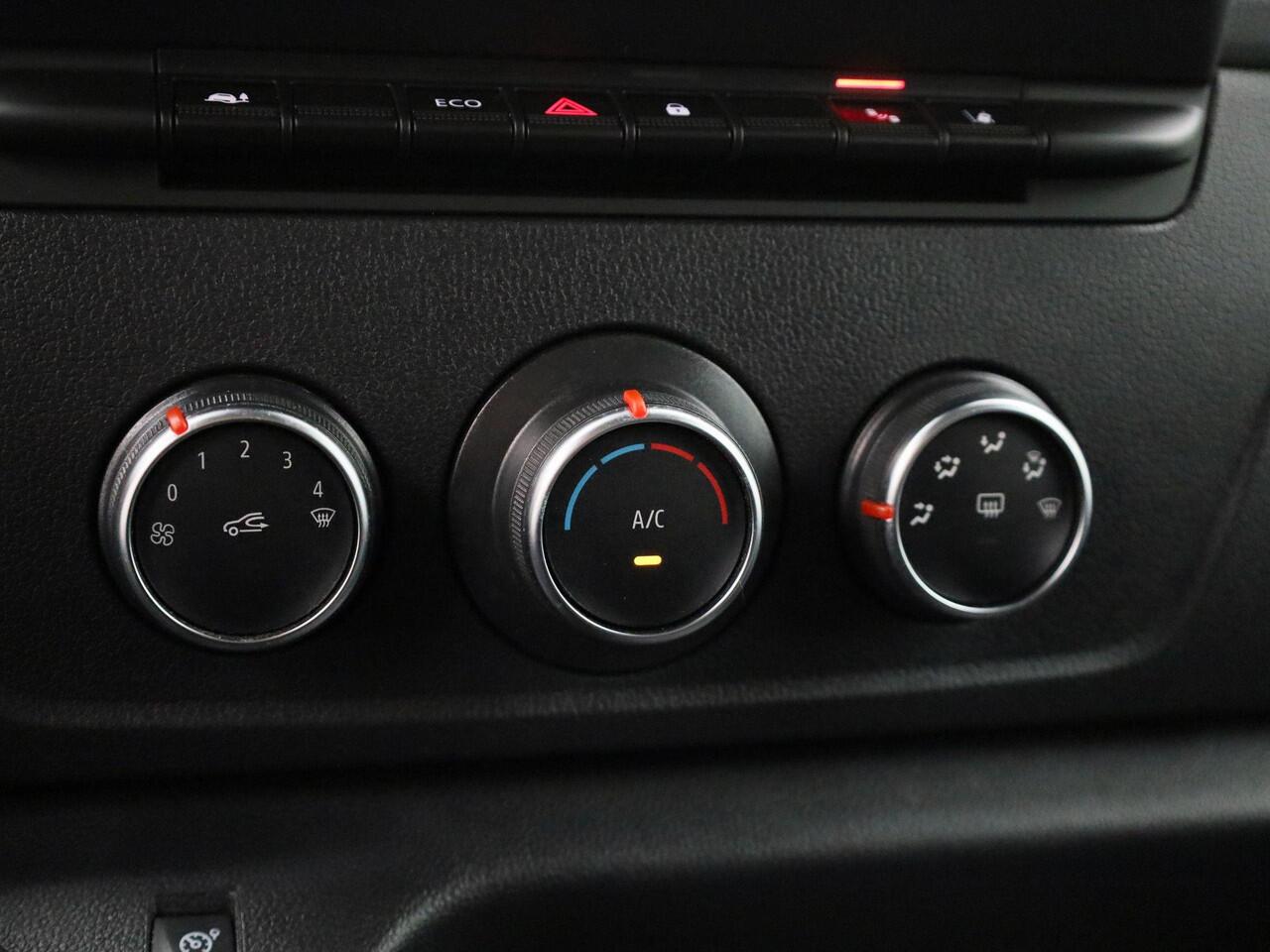 Renault MASTER T35 2.3 dCi 135 L3H2 Work Edition | Cruise Control | Airco | Achteruitrijcamera | Lederen bekleding | Schuifdeur Rechts