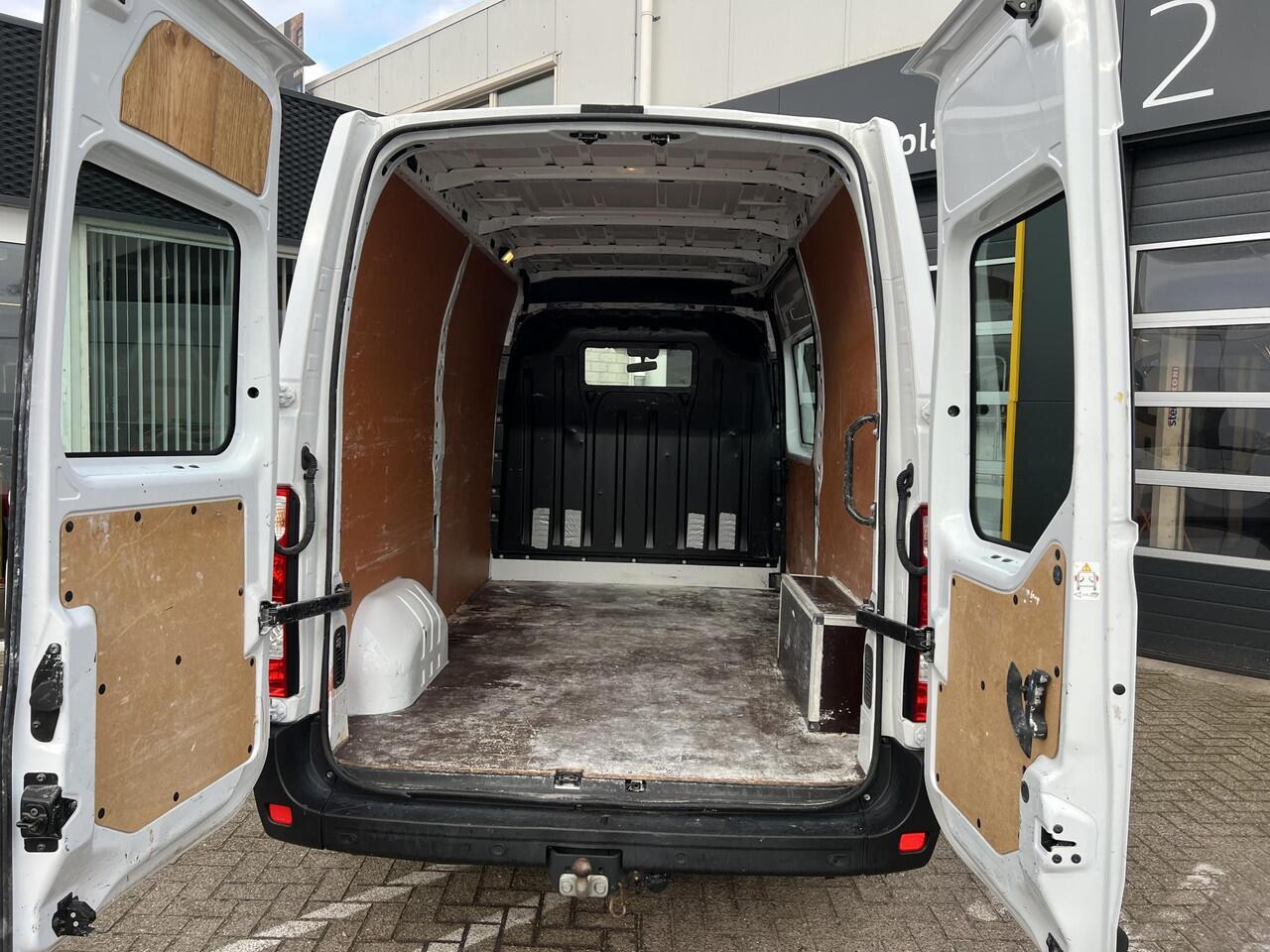 Renault MASTER T33 2.3 dCi 135 L2H2 Comfort | Trekhaak | Navigatie | DAB | Parkeersensoren | Airco |