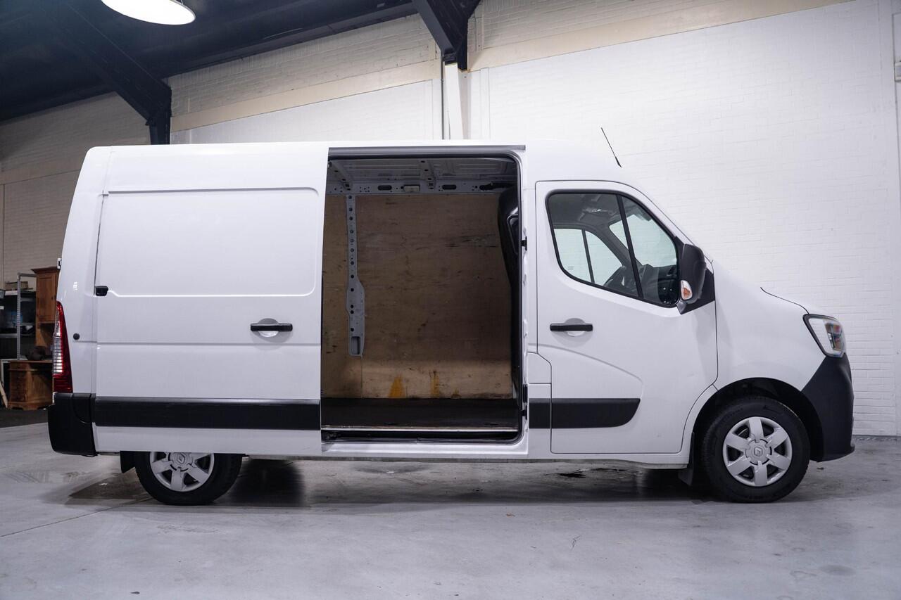 Renault MASTER 2.3 dCi 135 pk L2H2 Airco, Trekhaak Cruise Control, Laadruimte Pakket, PDC achter, 3-Zits