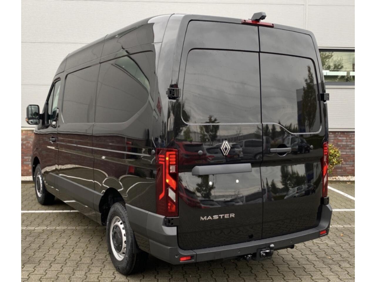 Renault MASTER T35 2.0 dCi 130 L2H2 Advance Stoelverwarming / Laadruimte betimmering / Trekhaak / All season