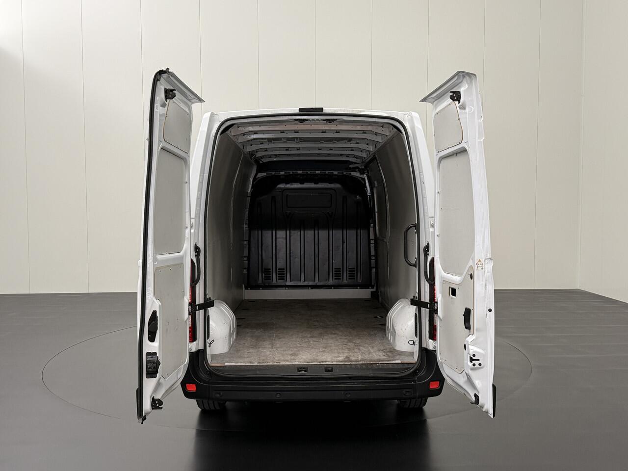 Renault MASTER 2.3DCi 135PK L3H2 Maxi | Navigatie | Airco | Cruise | 3-Persoons | Betimmering