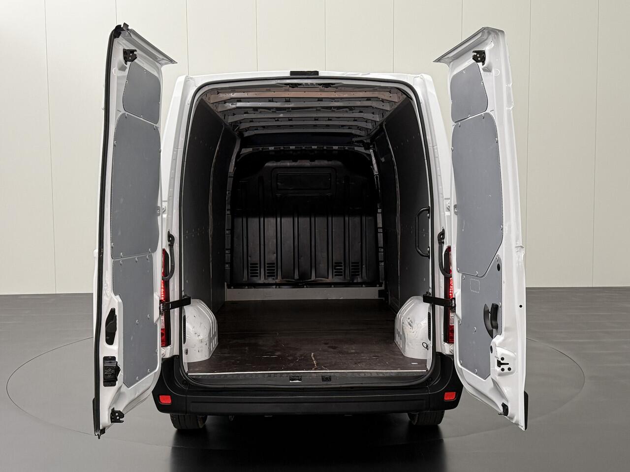 Renault MASTER 2.3DCI 135PK L3H2 Maxi | Airco | Cruise | 3-Persoons | Betimmering