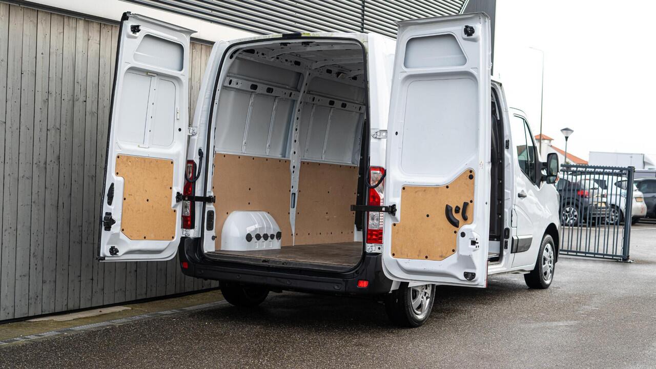 Renault MASTER T35 2.3 dCi 135 L2H2 Comfort | Camera | Vloerplaat | Navigatie | Parkeersensoren