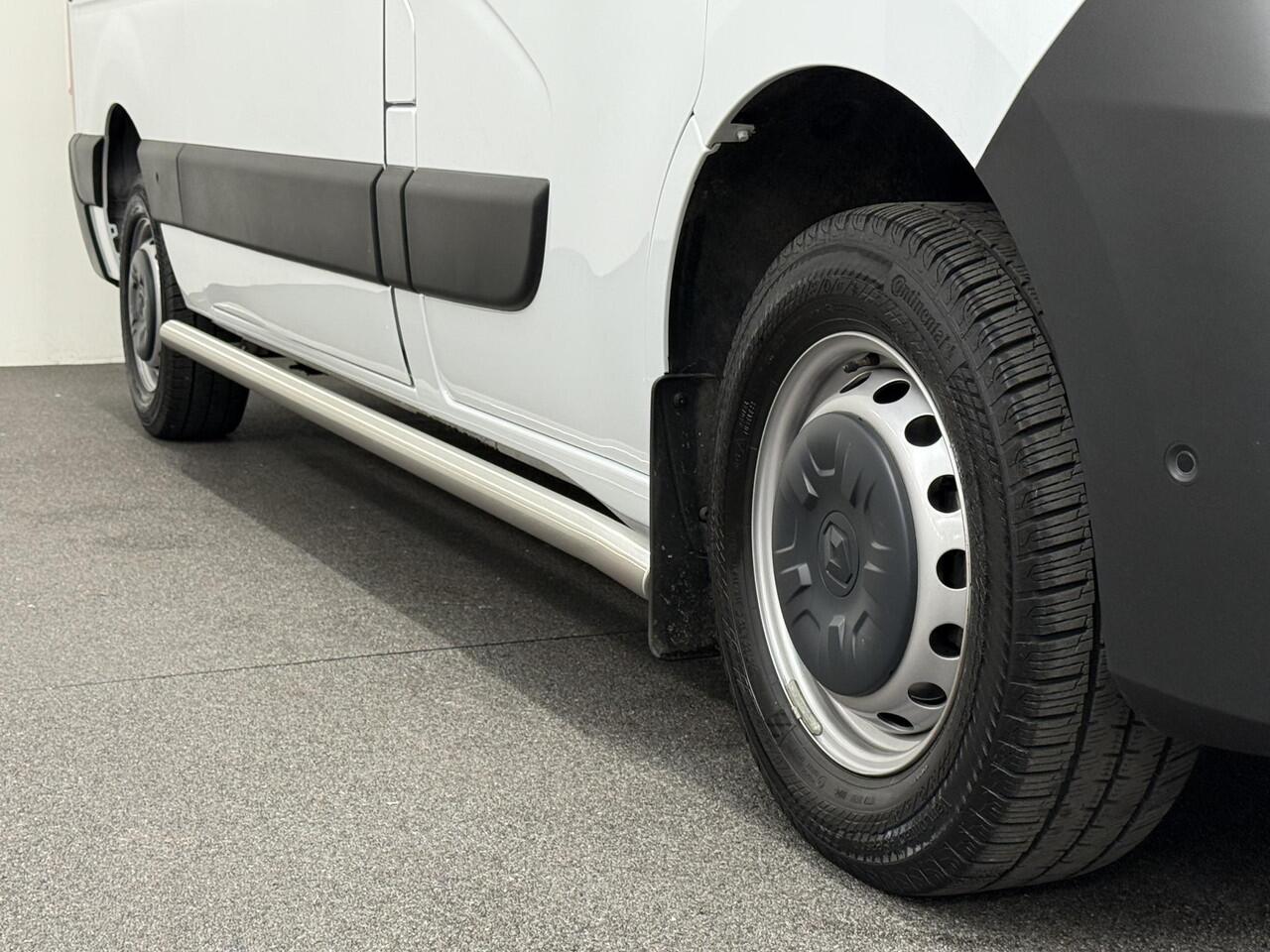 Renault MASTER T33 2.3 dCi 135PK L2H2 BPM VRIJ! Airco Cruise control Parkeersensoren Navigatie Trekhaak