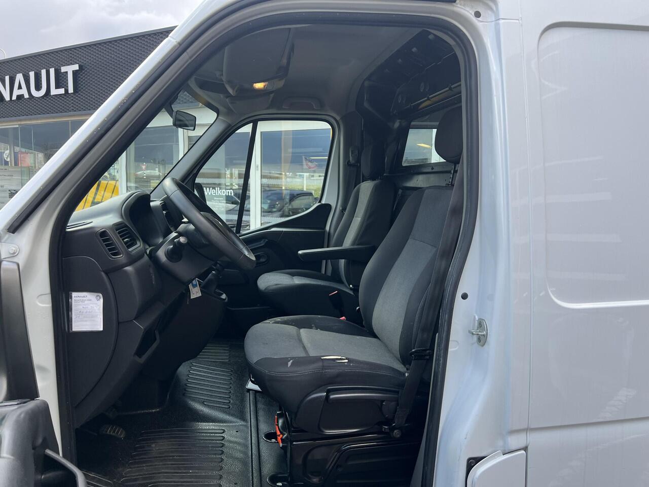 Renault MASTER T33 2.3 dCi 135 L2H2 Comfort | Trekhaak | Navigatie | DAB | Airco | Parkeersensoren | BT-Telefoonfunctie |