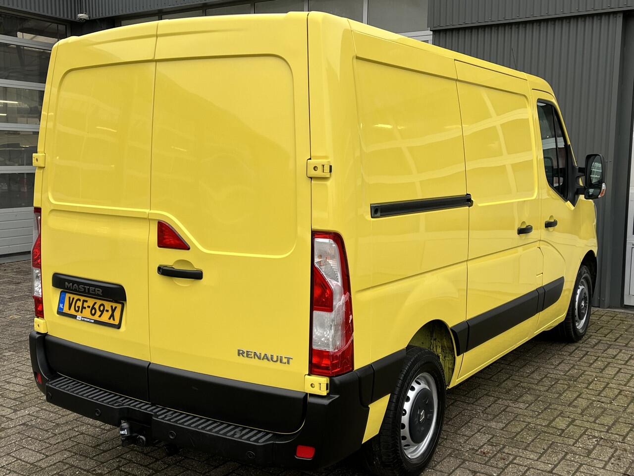 Renault MASTER T28 2.3 dCi 135 L1H1 Airco Cruise controle Trekhaak 2500kg trekgewicht Achteruitrijcamera Schuifdeur 3-Persoons Euro 6 Navigatiesysteem Telefoonverbinding 1e eigenaar