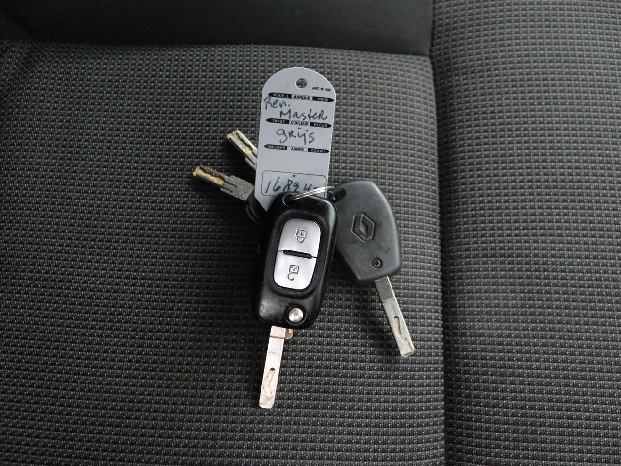 Renault MASTER 2.3DCi 135PK L2H2 | Imperiaal | Trekhaak | Navigatie | 3-Persoons | Airco | Cruise