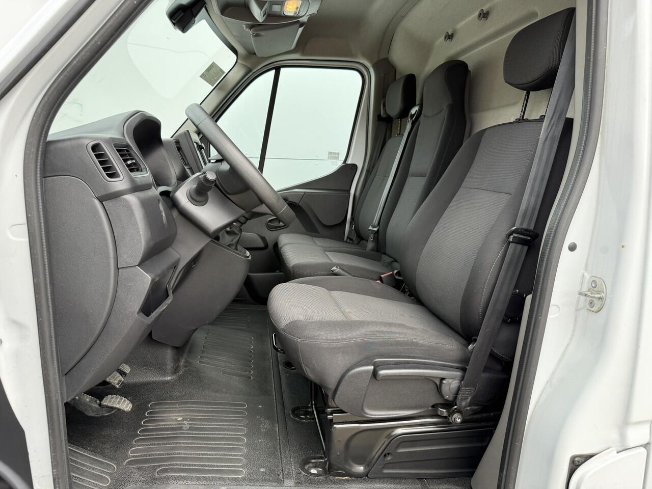 Renault MASTER T33 2.3 DCI 135PK L2H2 Airco Cruise Control Parkeersensoren LED