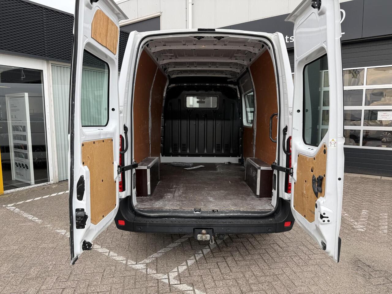 Renault MASTER T33 2.3 dCi 135 L2H2 Comfort | Trekhaak | Navigatie | DAB | Airco | Parkeersensoren | BT-Telefoonfunctie |