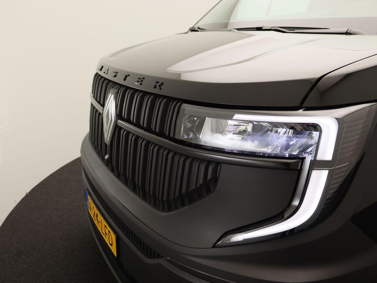 Renault MASTER E-Tech T35 L2H2 Advance long range 87 kWh | Black Edition | Climate Control | Cruise Control | Navigatie | Parkeersensoren v+a & Achteruitrijcamera | Trekhaak |