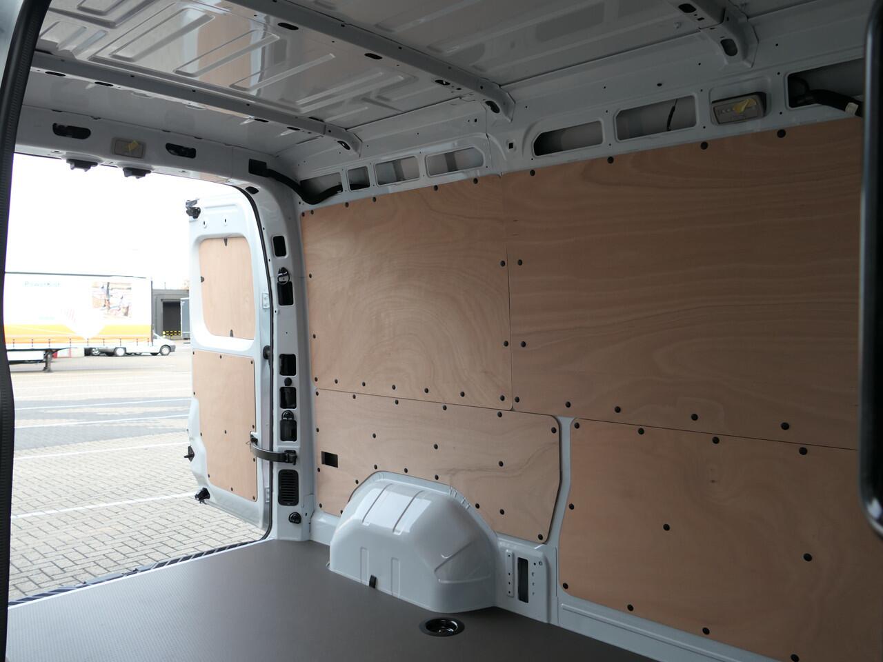 Renault MASTER E-Tech T35 L2H2 Advance long range 87 kWh *NIEUW* *Betimmering laadruimte* - Trekhaak, navi, sensor v+a, camera