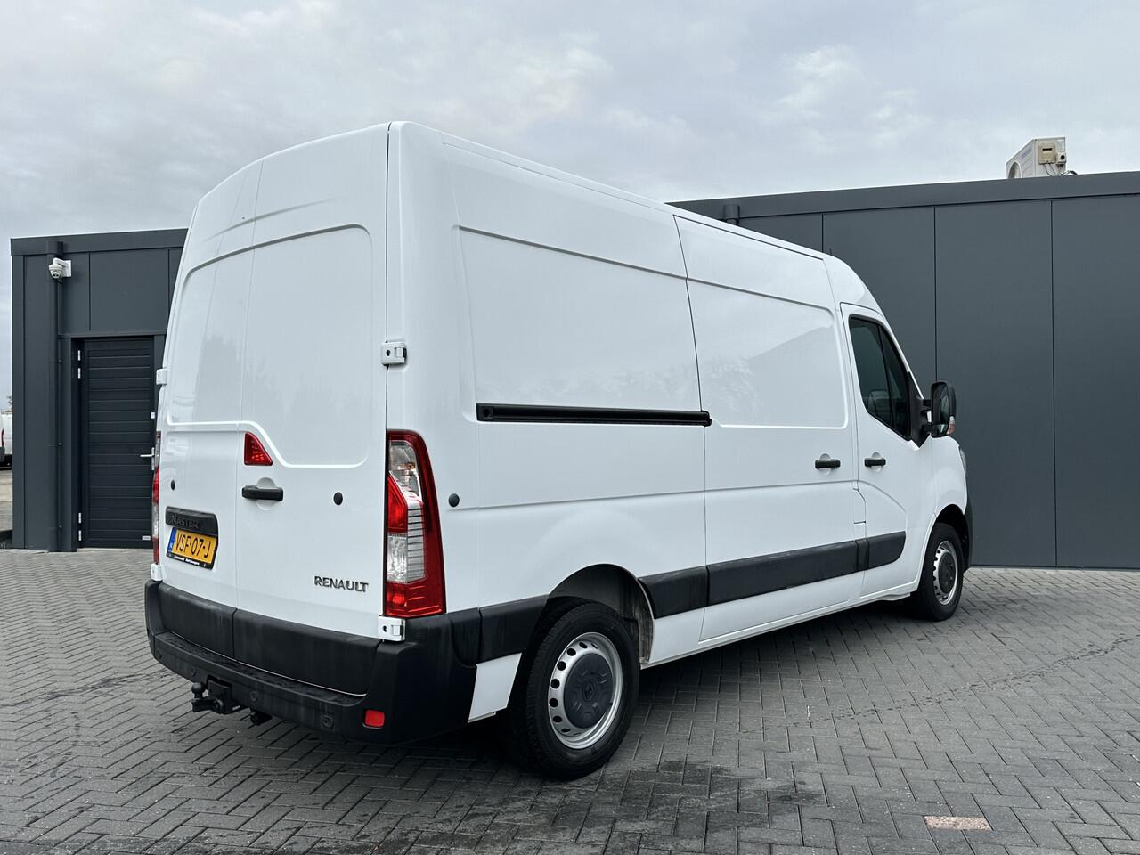 Renault MASTER T35 2.3 dCi 135 PK / L2H2 / 1e EIG. / 40.759 KM / TREKHAAK / AIRCO / NAVIGATIE / LED DAGRIJVERL.