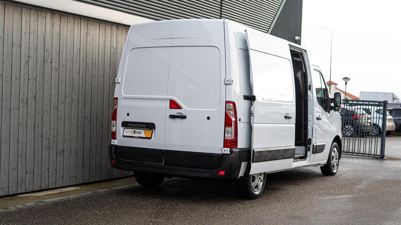 Renault MASTER T35 2.3 dCi 135 L2H2 Comfort | Camera | Vloerplaat | Navigatie | Parkeersensoren