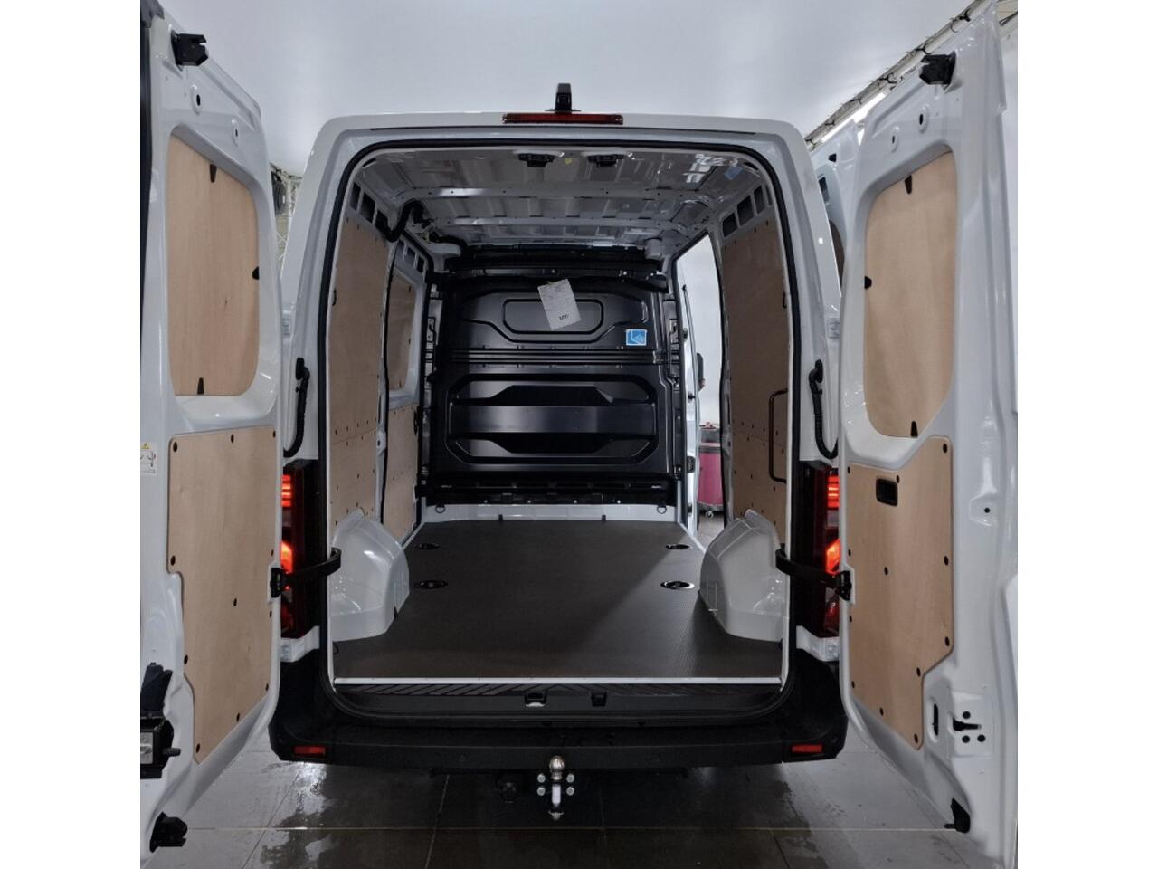 Renault MASTER T35 2.0 dCi 170 L2H2 Extra Laadruimte betimmering / 2 keer schuifdeur / Trekhaak / All season