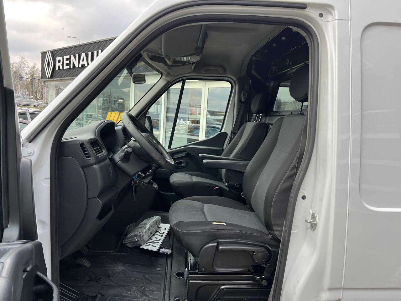 Renault MASTER T33 2.3 dCi 135 L2H2 Comfort | Trekhaak | Navigatie | DAB | Parkeersensoren | Airco |