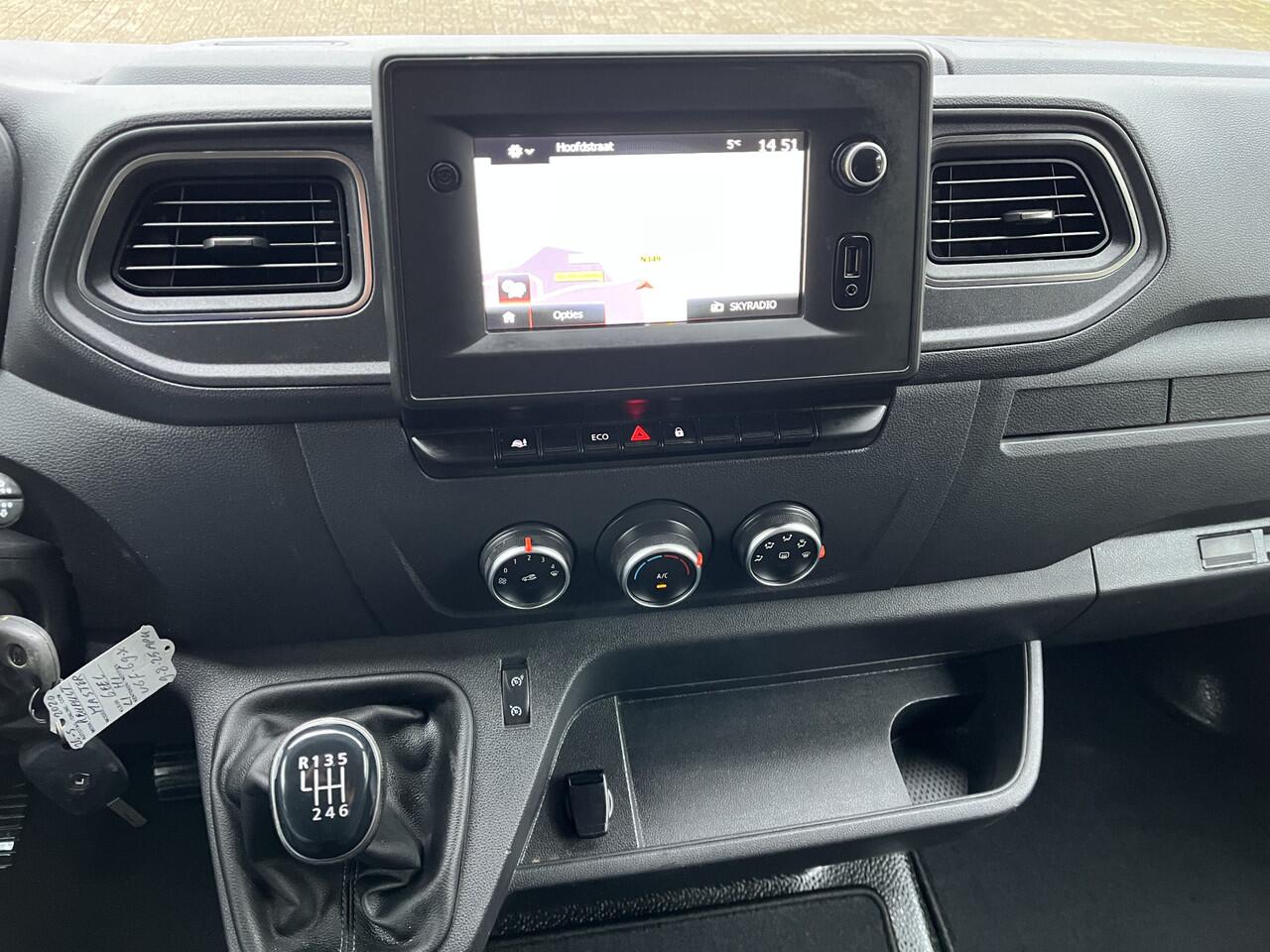 Renault MASTER T28 2.3 dCi 135 L1H1 Airco Cruise controle Trekhaak 2500kg trekgewicht Achteruitrijcamera Schuifdeur 3-Persoons Euro 6 Navigatiesysteem Telefoonverbinding 1e eigenaar