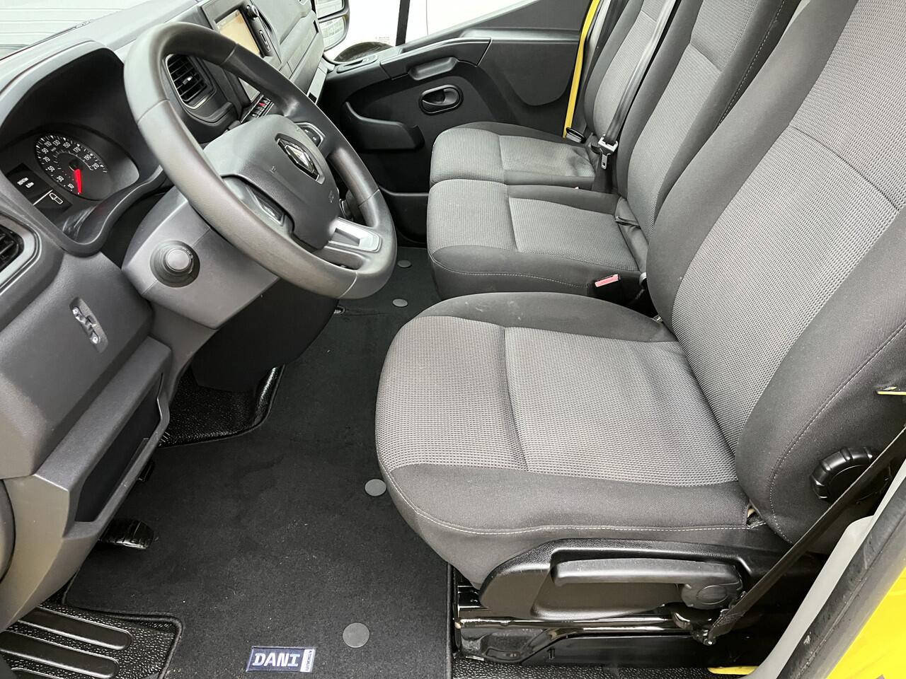 Renault MASTER T28 2.3 dCi 135 L1H1 Airco Cruise controle Trekhaak 2500kg trekgewicht Achteruitrijcamera Schuifdeur 3-Persoons Euro 6 Navigatiesysteem Telefoonverbinding 1e eigenaar