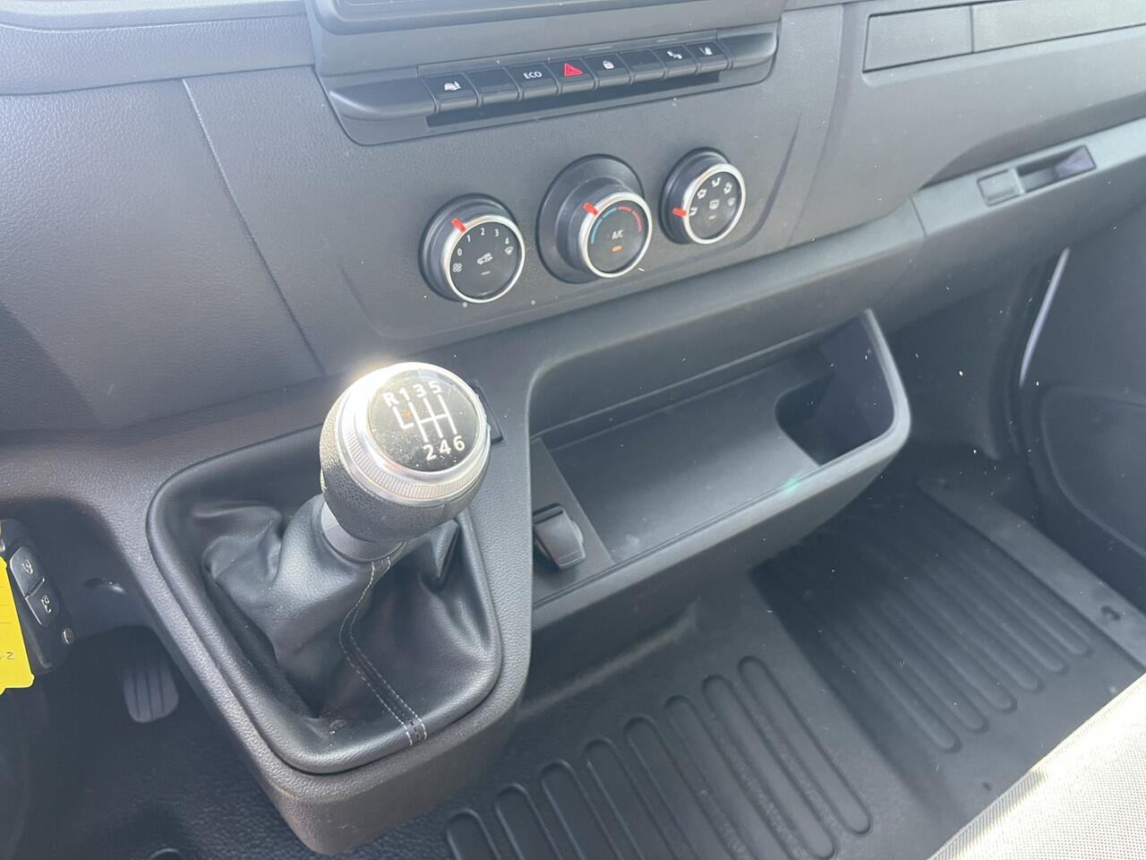 Renault MASTER T35 2.3 dCi 135 L2H2 Work Edition